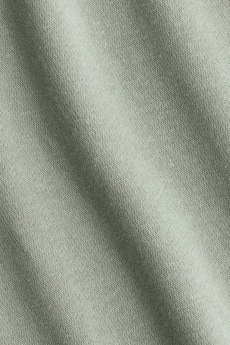 اتش اند ام بنطلون رياضي بحافة واسعة